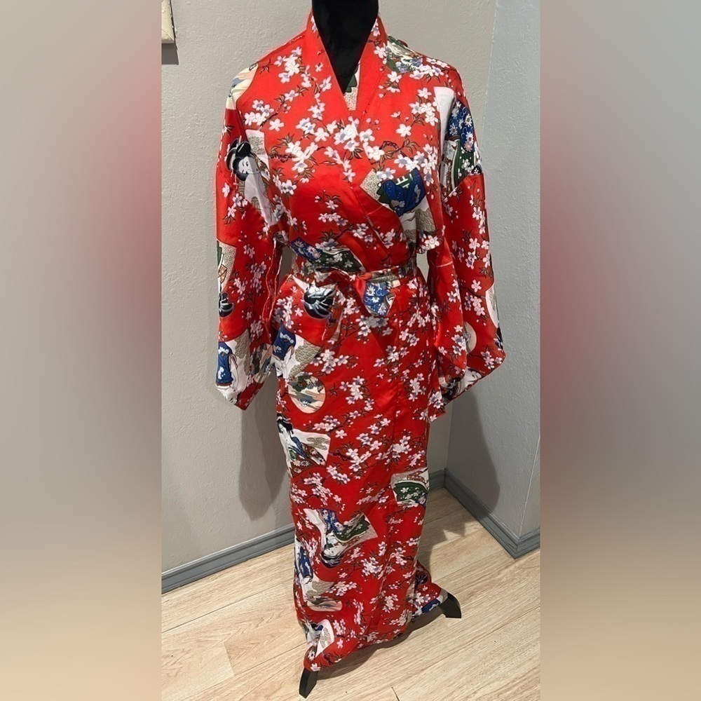 Red kimono - Picture 2 of 5